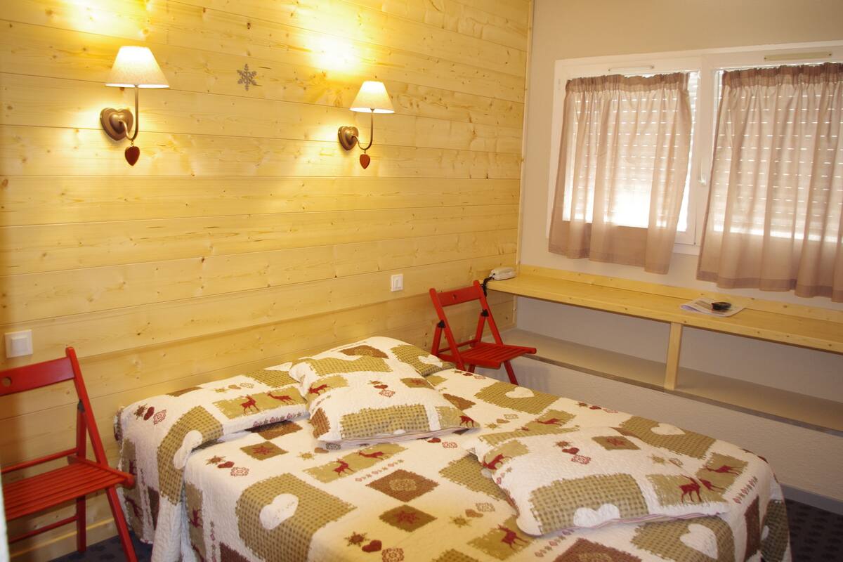 Desk, soundproofing, cots/infant beds, free WiFi