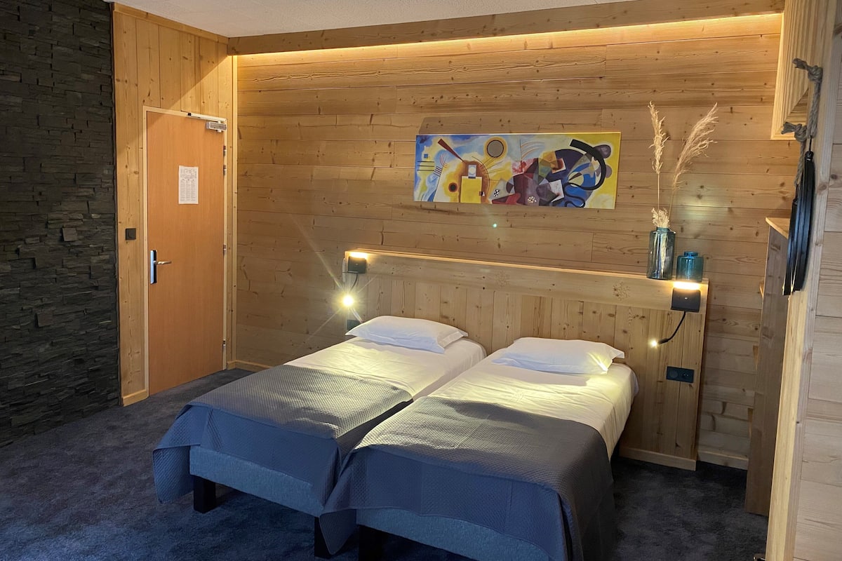 Twin Chalet Spirit with Heritage view | Desk, soundproofing, cots/infant beds, free WiFi
