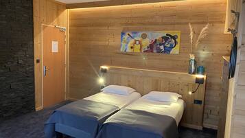 Kahden hengen huone (kaksi sänkyä), kaupunkinäköala (Chalet Spririt) | Työpöytä, äänieristys, vauvansängyt, ilmainen Wi-Fi