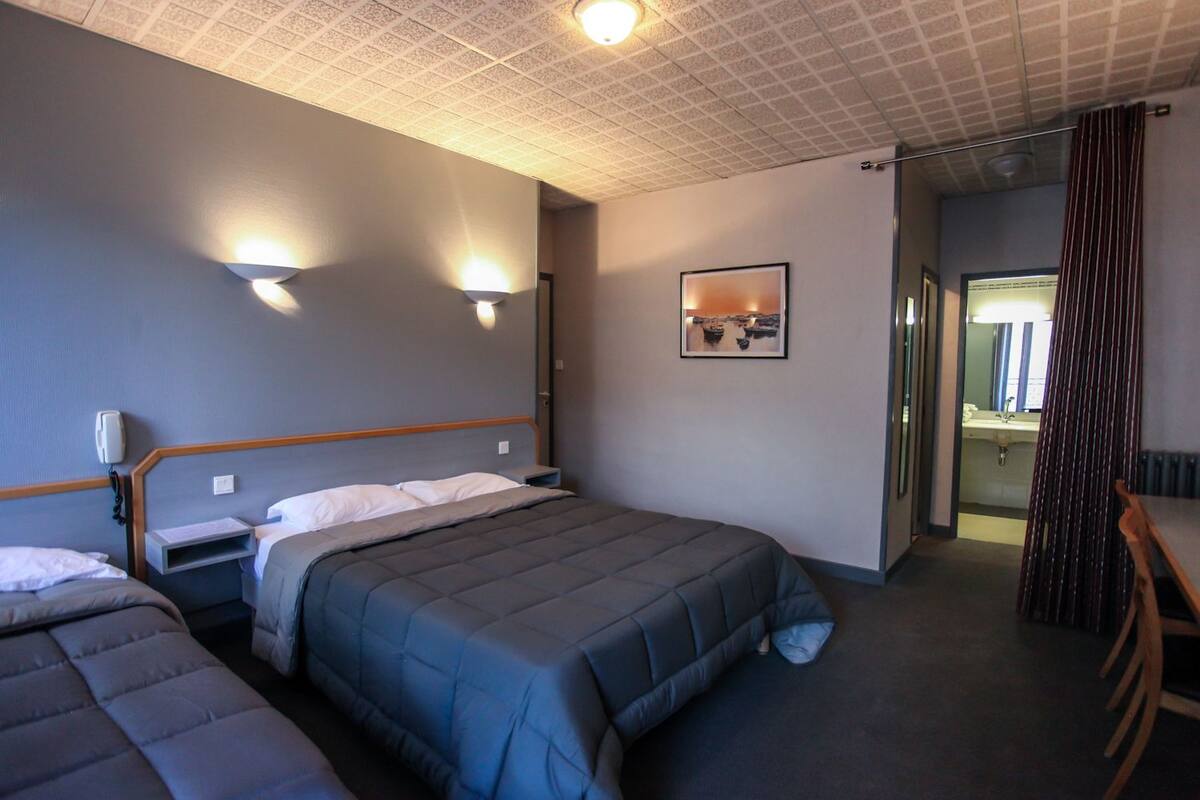Desk, soundproofing, cots/infant beds, free WiFi