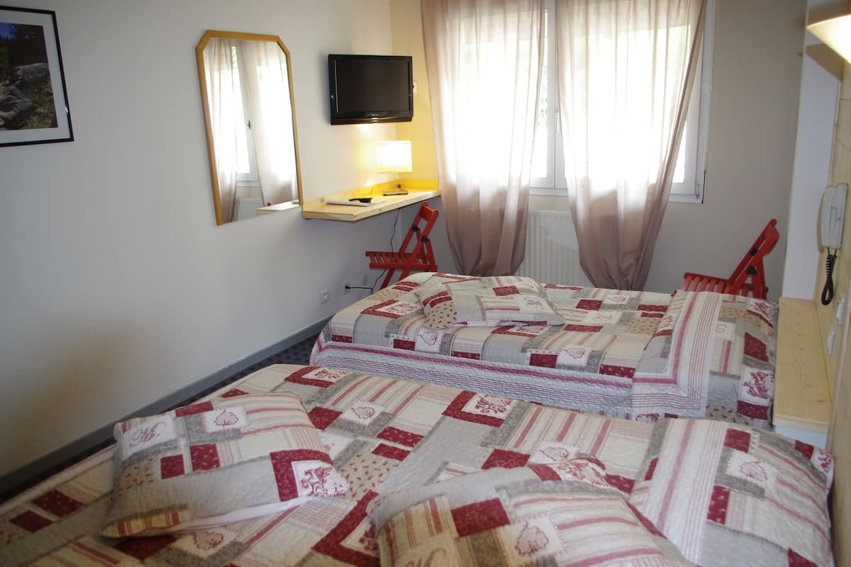 Desk, soundproofing, cots/infant beds, free WiFi