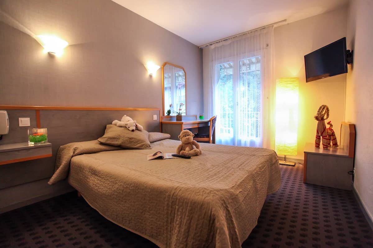 Desk, soundproofing, cots/infant beds, free WiFi