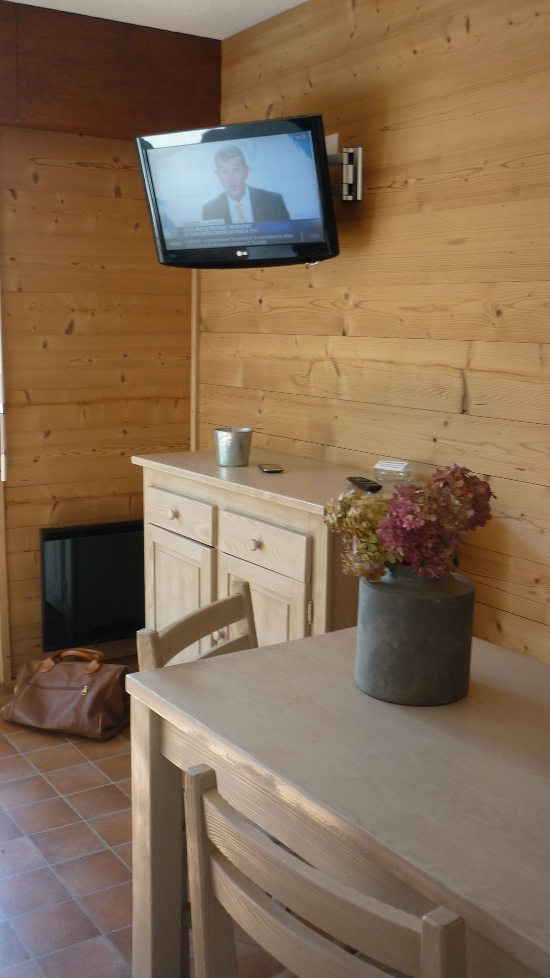 Apartment | Living room | Flat-screen TV