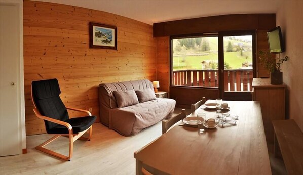 Apartment | Living area | Flat-screen TV