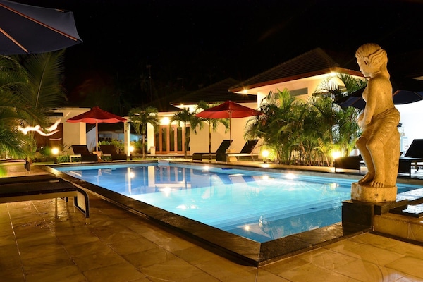Kolam renang outdoor, dengan payung kolam renang dan kursi berjemur