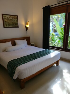 Coffre-fort, bureau, rideaux dâobscurcissement