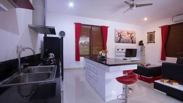 Suite, 2 Bedrooms | Breakfast area