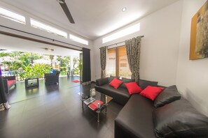 TV màn hình phẳng 32-inch có truyền hình vệ tinh, TV, đầu đĩa DVD 