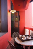 Suite, 1 très grand lit, balcon | Balcon