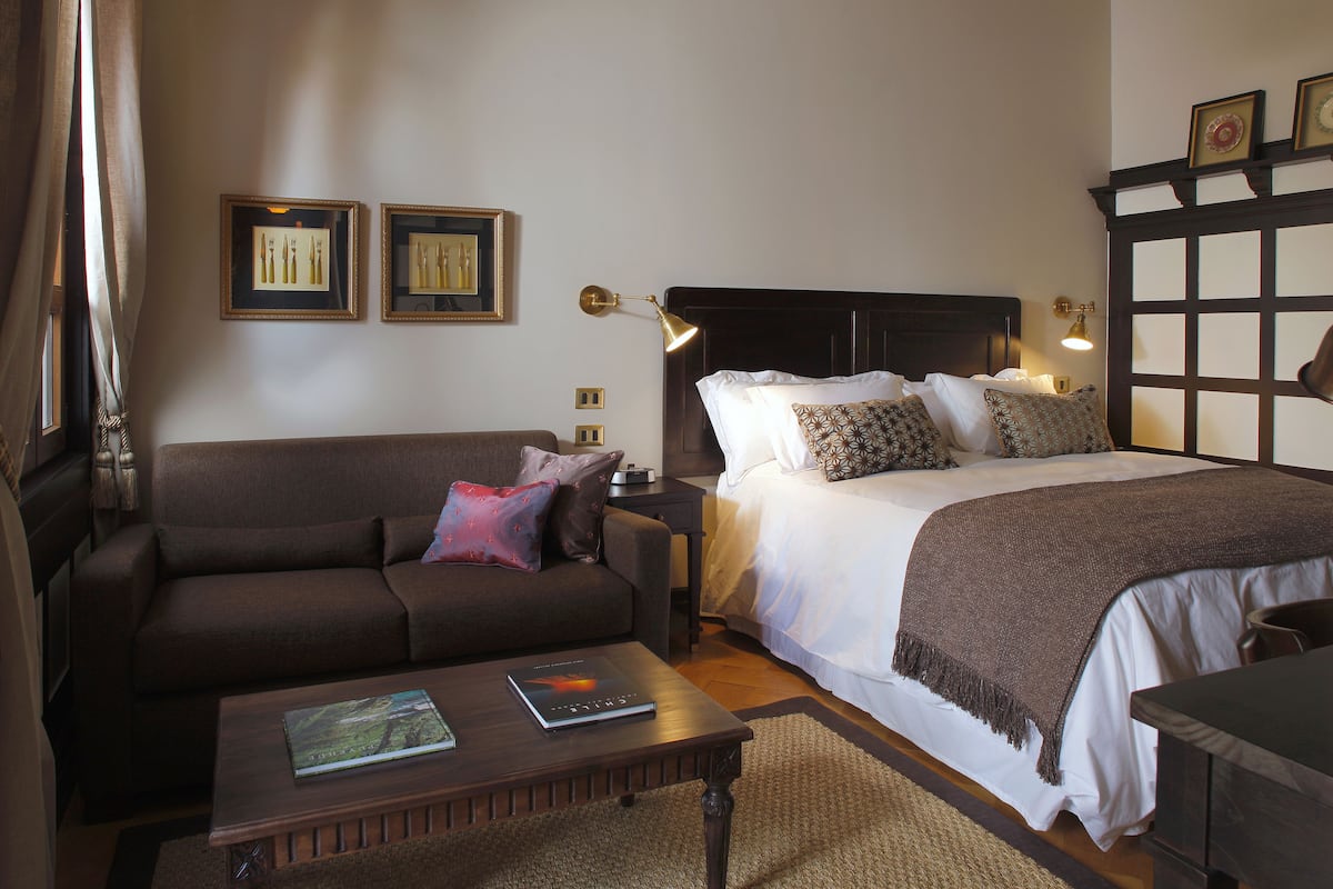 Suite, 1 King-Bett, Balkon | 1 Schlafzimmer, Bettwäsche aus ägyptischer Baumwolle