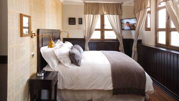 1 bedroom, Egyptian cotton sheets, premium bedding, down duvets