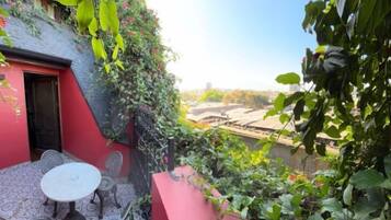 套房, 1 張特大雙人床, 陽台 | 1 間臥室、埃及棉床單、高級寢具、羽絨被