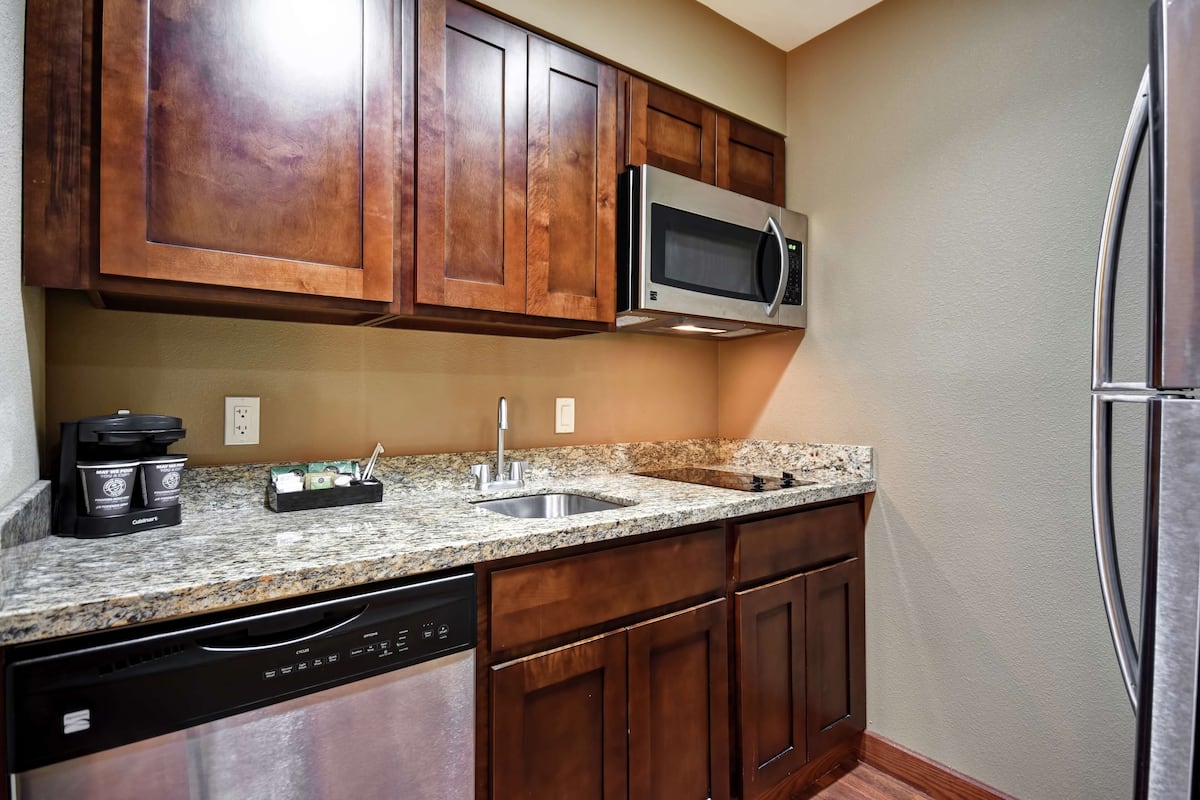 Full-sized fridge, microwave, stovetop, dishwasher