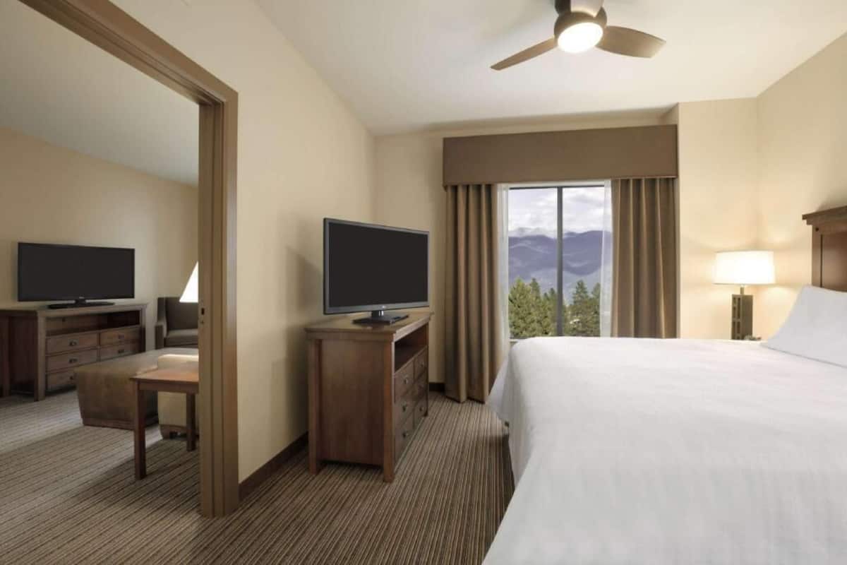 In-room safe, free WiFi, bed sheets