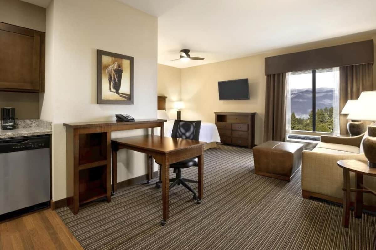 In-room safe, free WiFi, bed sheets