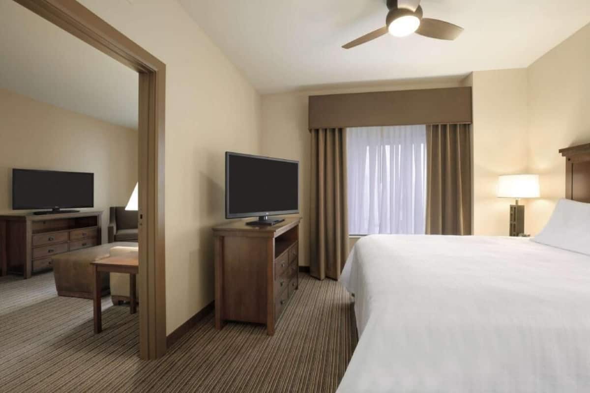 In-room safe, free WiFi, bed sheets