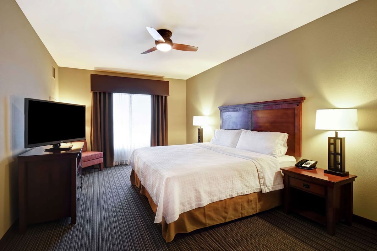 In-room safe, free WiFi, bed sheets
