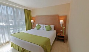 低反発ベッド、遮光カーテン、WiFi (無料)、ベッドシーツ