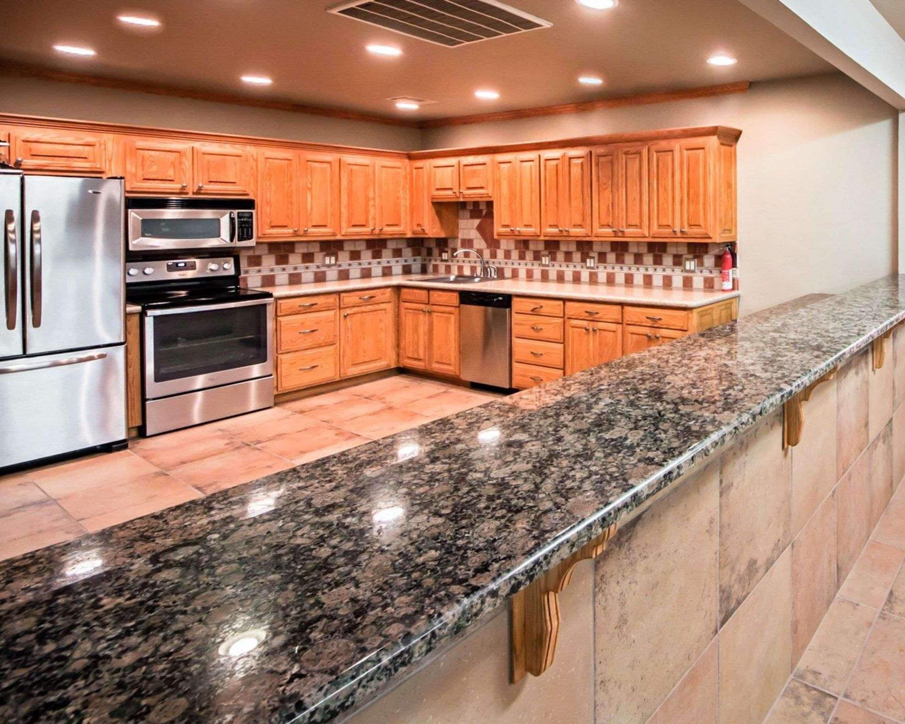 Kjøleskap, mikrobølgeovn og kaffetrakter/tekoker