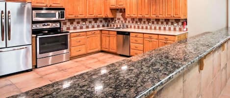 Lemari es, microwave, dan mesin pembuat kopi/teh