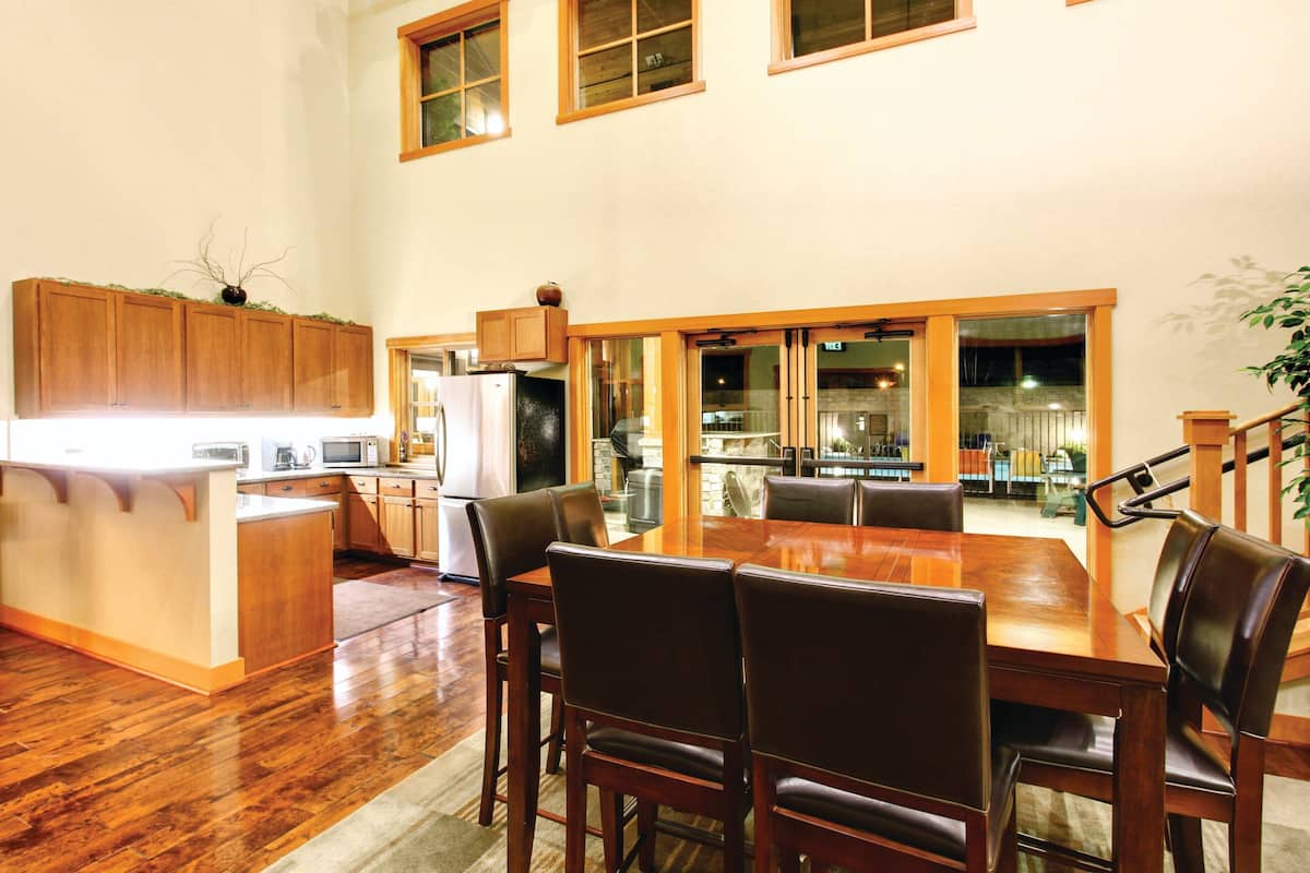 full-sized fridge, microwave, stovetop, dishwasher