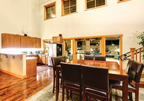 Full-size fridge, microwave, stovetop, dishwasher