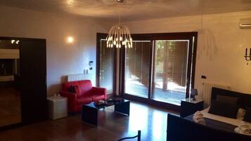 Quadruple Room | Premium bedding, minibar, in-room safe, desk