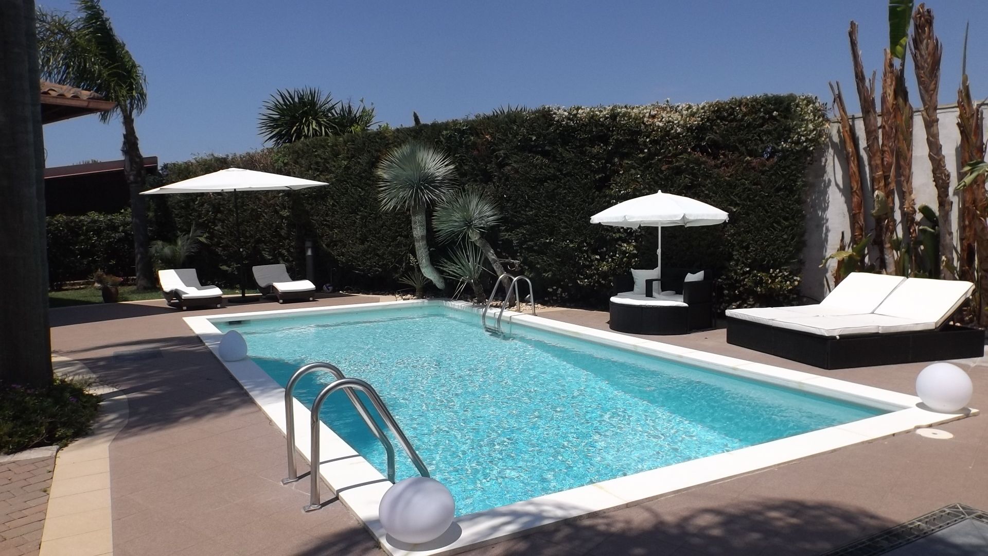 Seasonal outdoor pool, sun loungers
