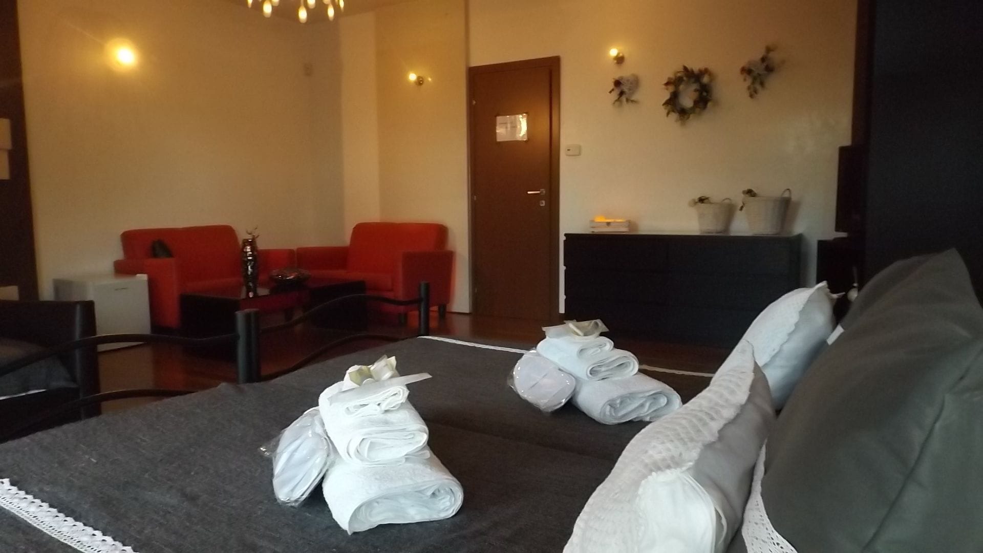 Vierbettzimmer | Hochwertige Bettwaren, Minibar, Zimmersafe, Schreibtisch