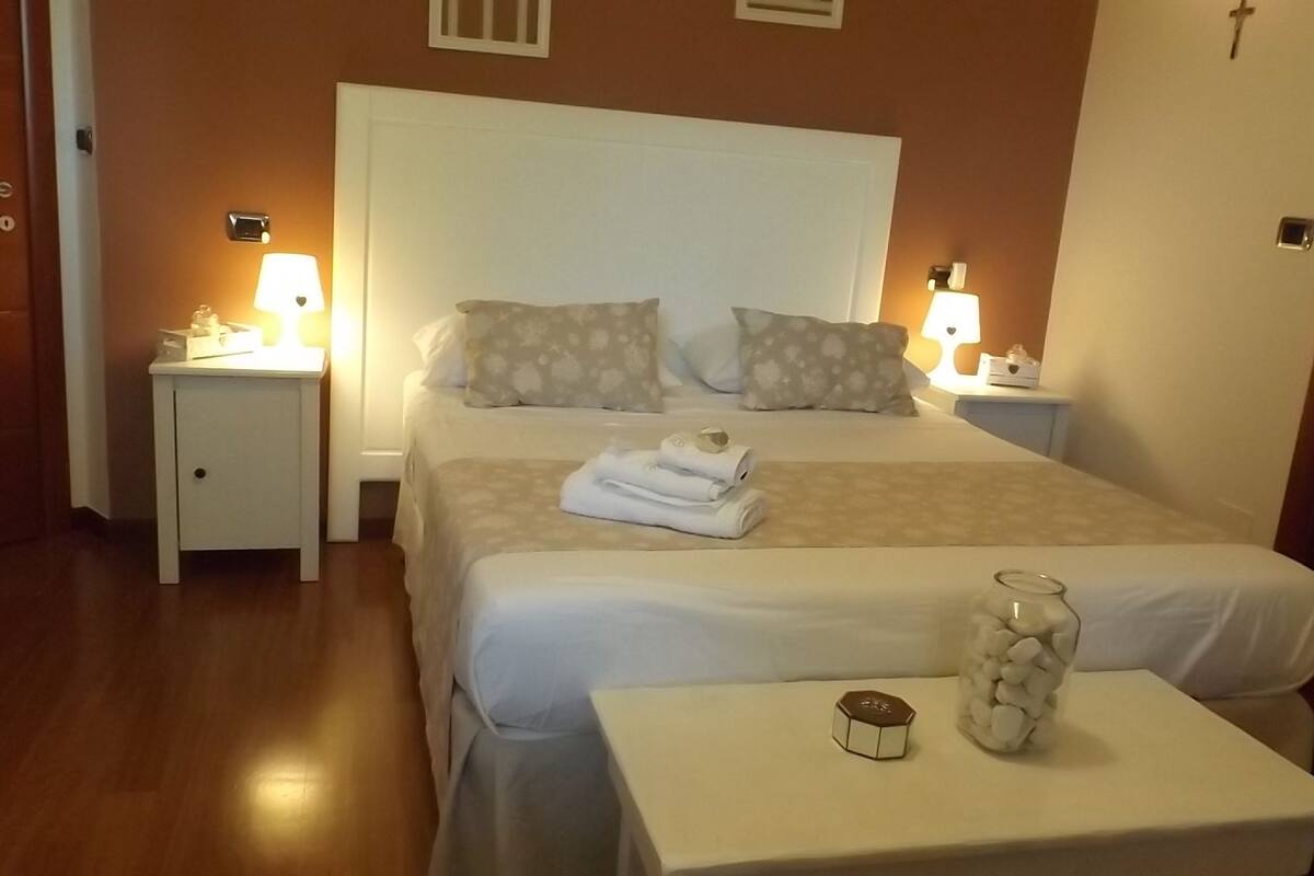 Driepersoonskamer, uitzicht op tuin | Luxe beddengoed, een minibar, een kluis op de kamer, een bureau