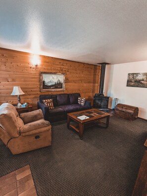 Flat-screen TV, DVD player - Pinewoods Resort (Duck Creek Village)