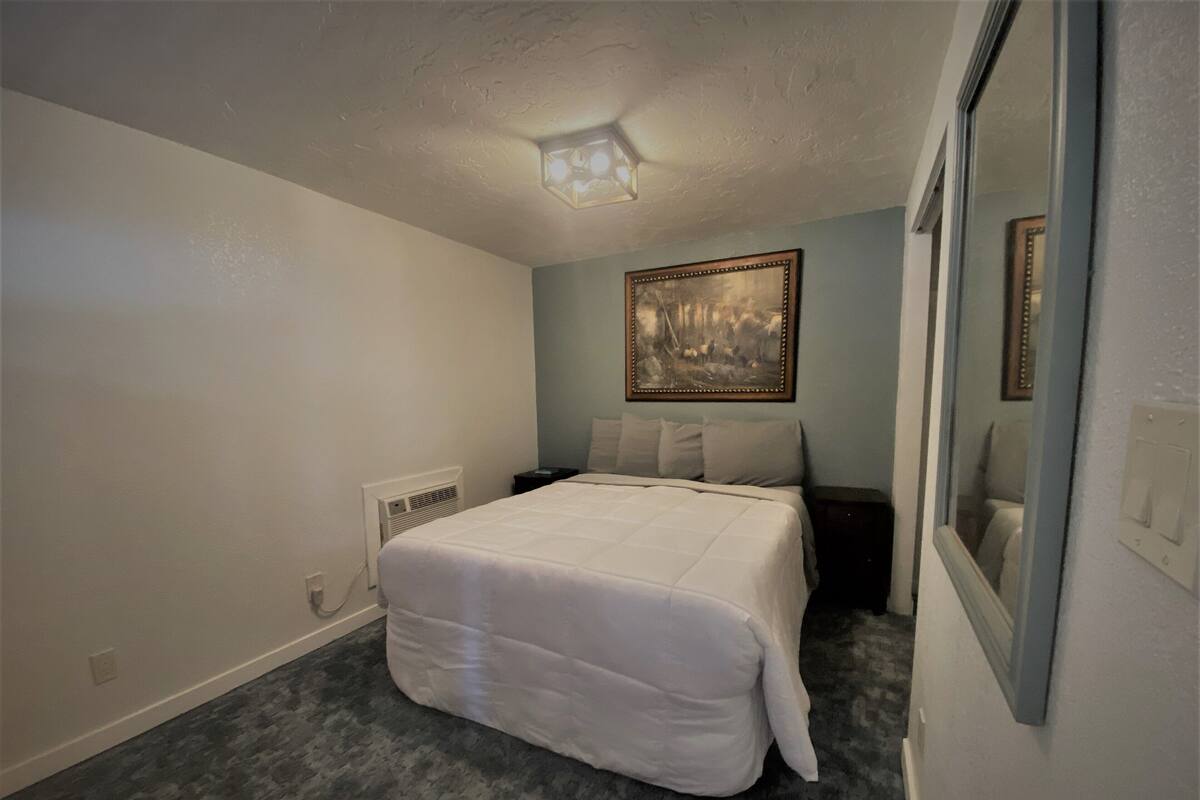 Signature Room | Iron/ironing board, WiFi (free), individually decorated