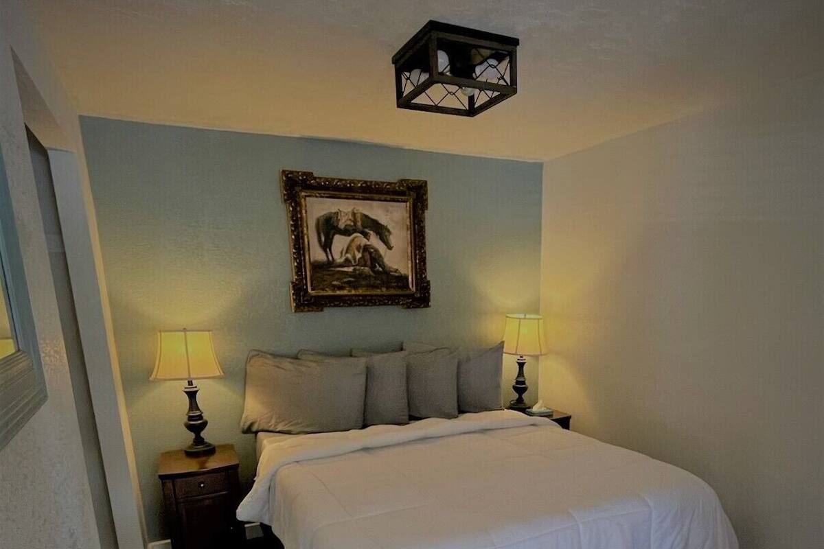Signature Room | Iron/ironing board, WiFi (free), individually decorated