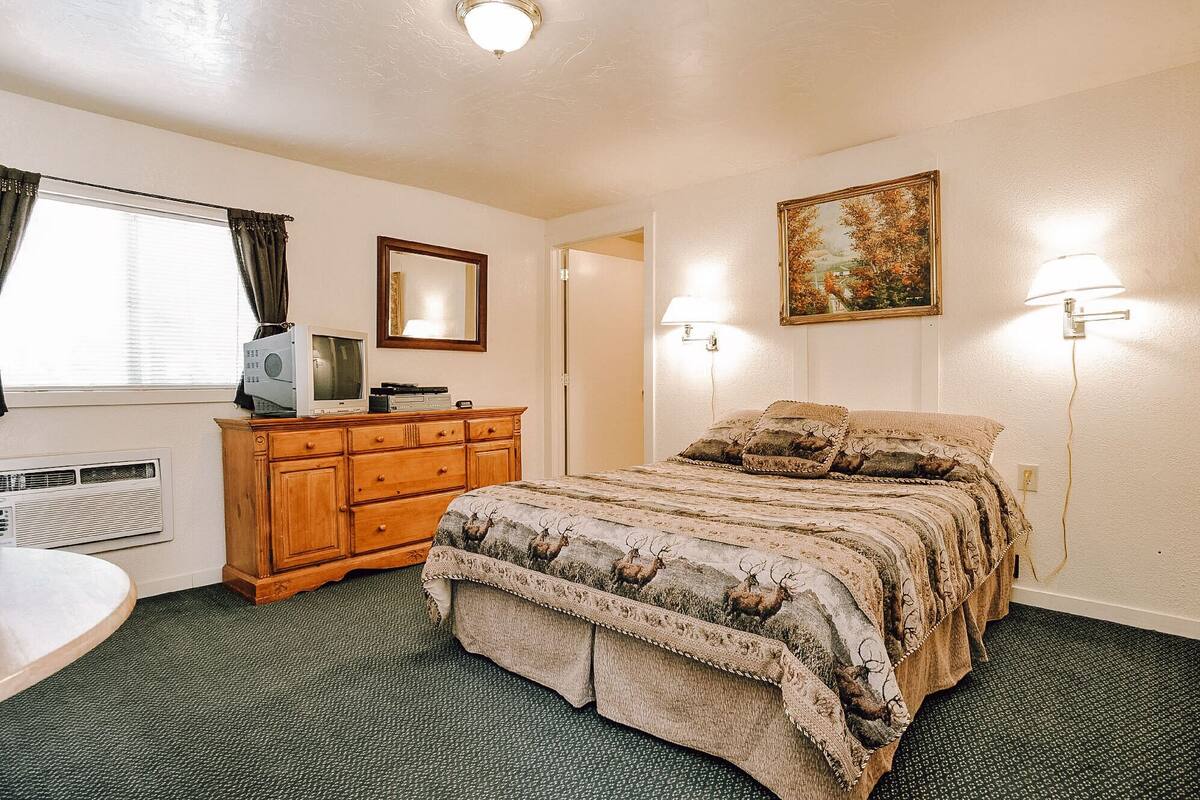 Signature Double Room | Iron/ironing board, WiFi (free), individually decorated