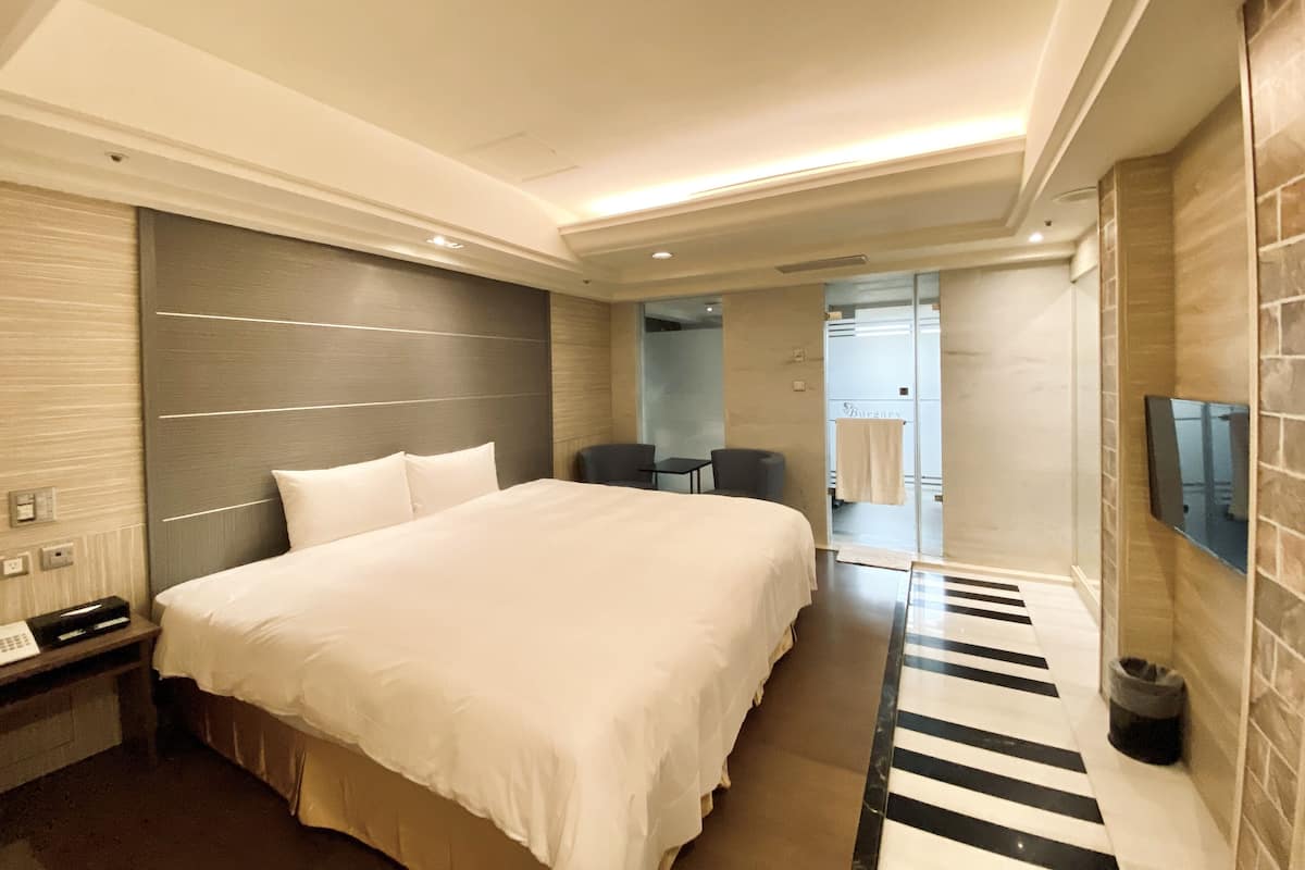 Phòng đôi Deluxe | Chăn bông, minibar, màn/rèm cản sáng, bàn ủi/dụng cụ ủi quần áo