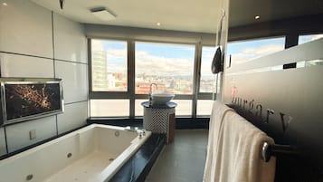 Chambre Double Ălite, 1 lit double | Salle de bain | SĂšche-cheveux, chaussons, serviettes fournies, shampoing