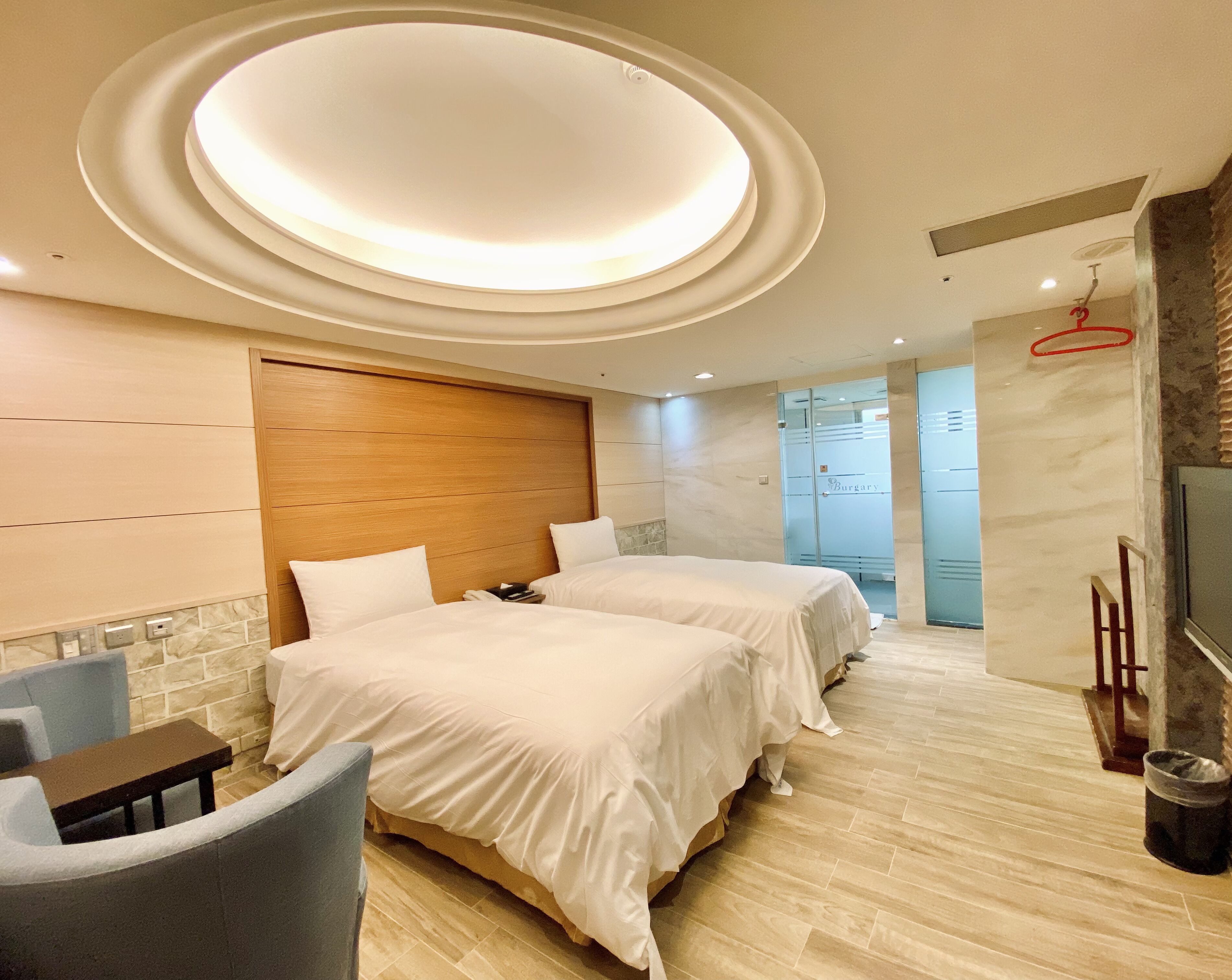 deluxe twin room | 1 bedroom, down duvets, minibar, blackout curtains