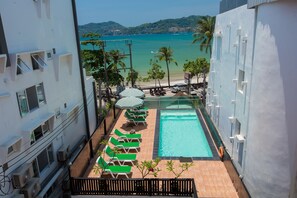 Deluxe Triple With Sea View  | Außenpool | Außenpool, Cabañas (kostenlos), Sonnenschirme