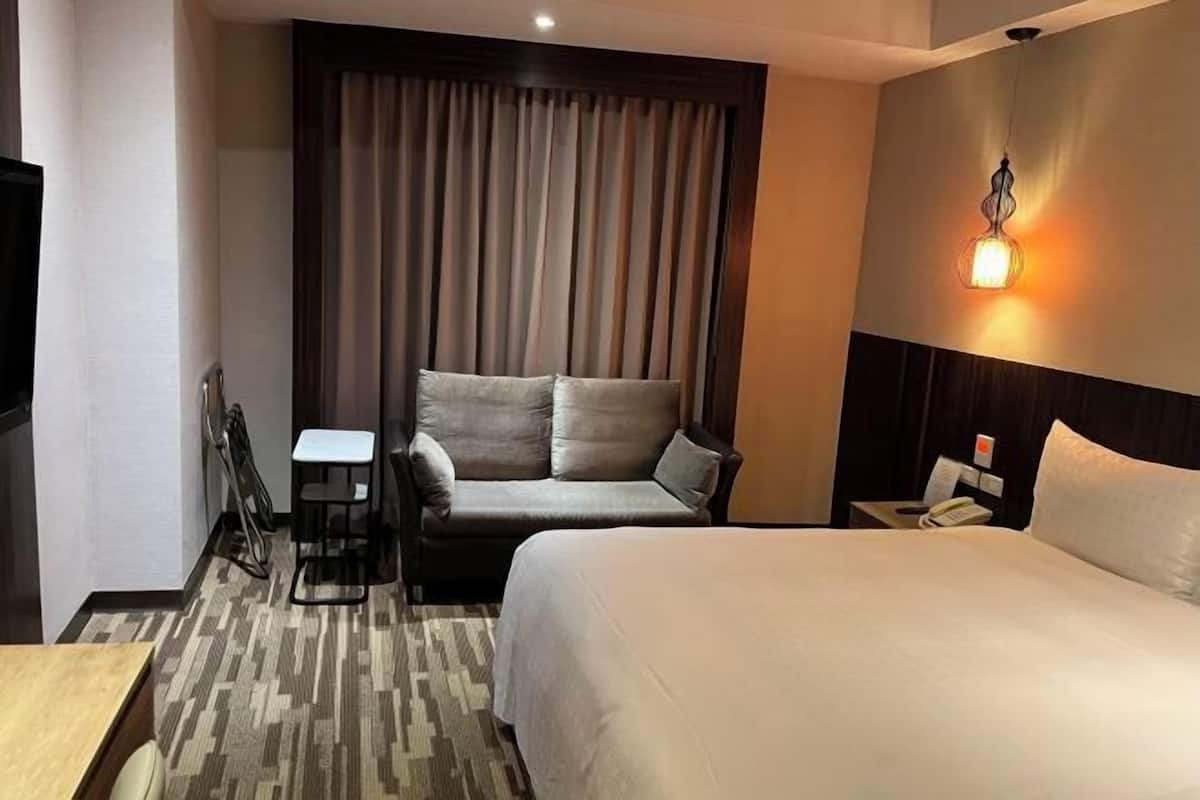 Desk, blackout drapes, free WiFi, bed sheets