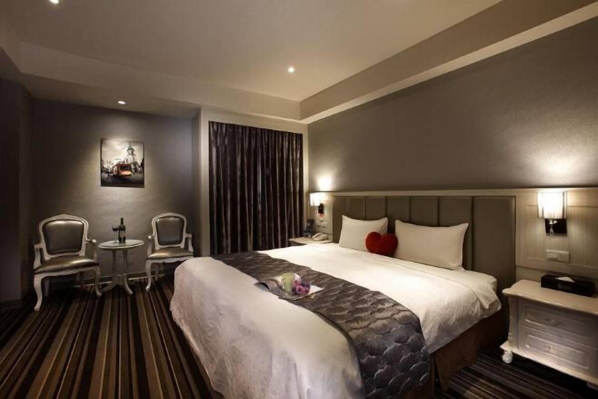 Desk, blackout drapes, free WiFi, bed sheets