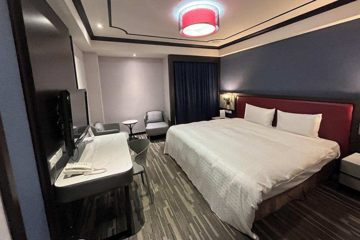 Escritorio, cortinas blackout, wifi gratis y ropa de cama