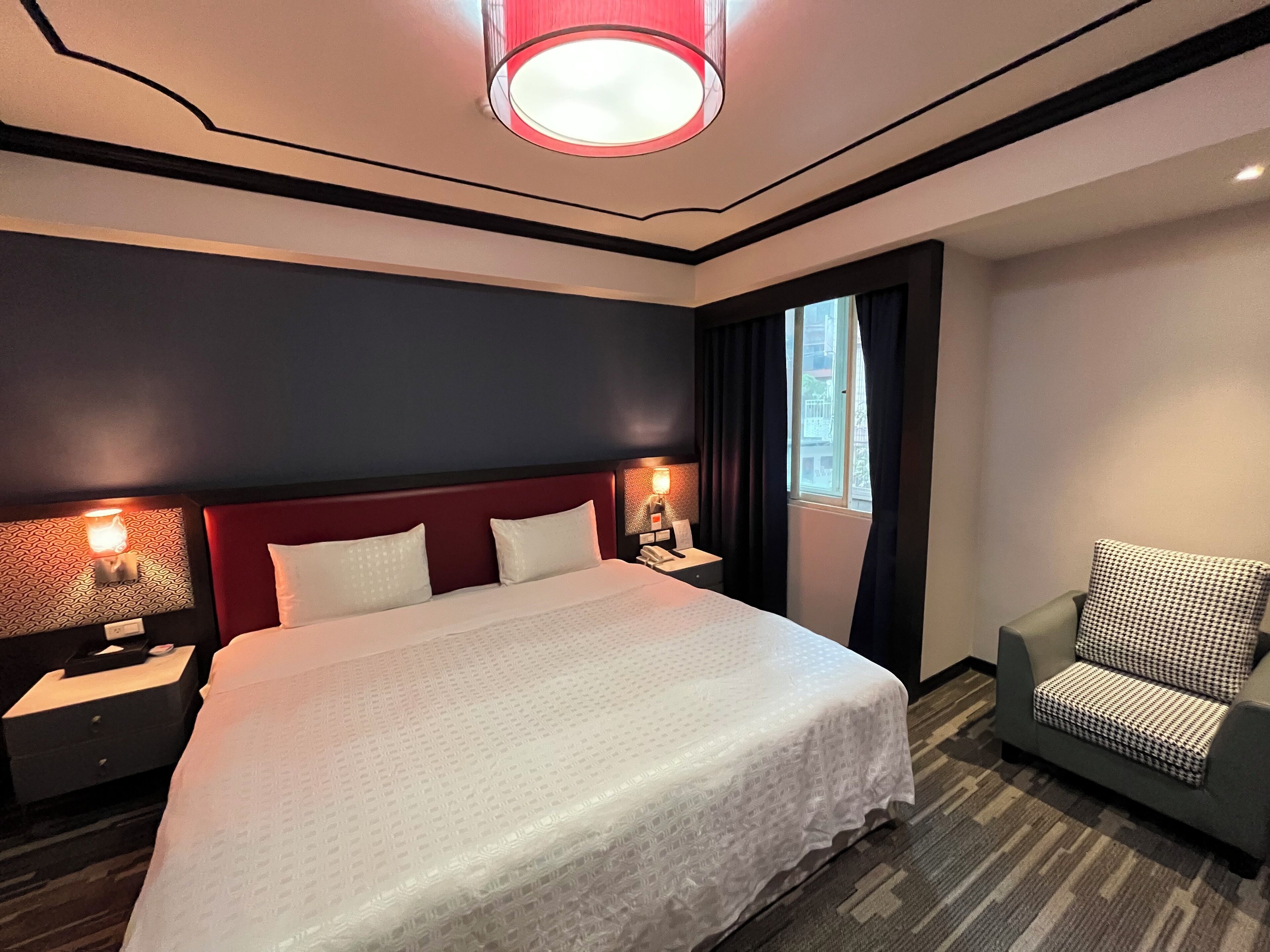 华丽双人房 | 办公桌、遮光窗帘、免费 WiFi、床单