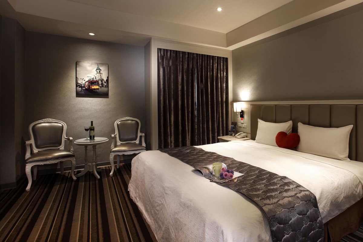 Escritorio, cortinas blackout, wifi gratis y ropa de cama