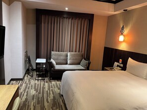 Quarto casal standard | Escrivaninha, cortinas blackout, Wi-Fi de cortesia, roupa de cama