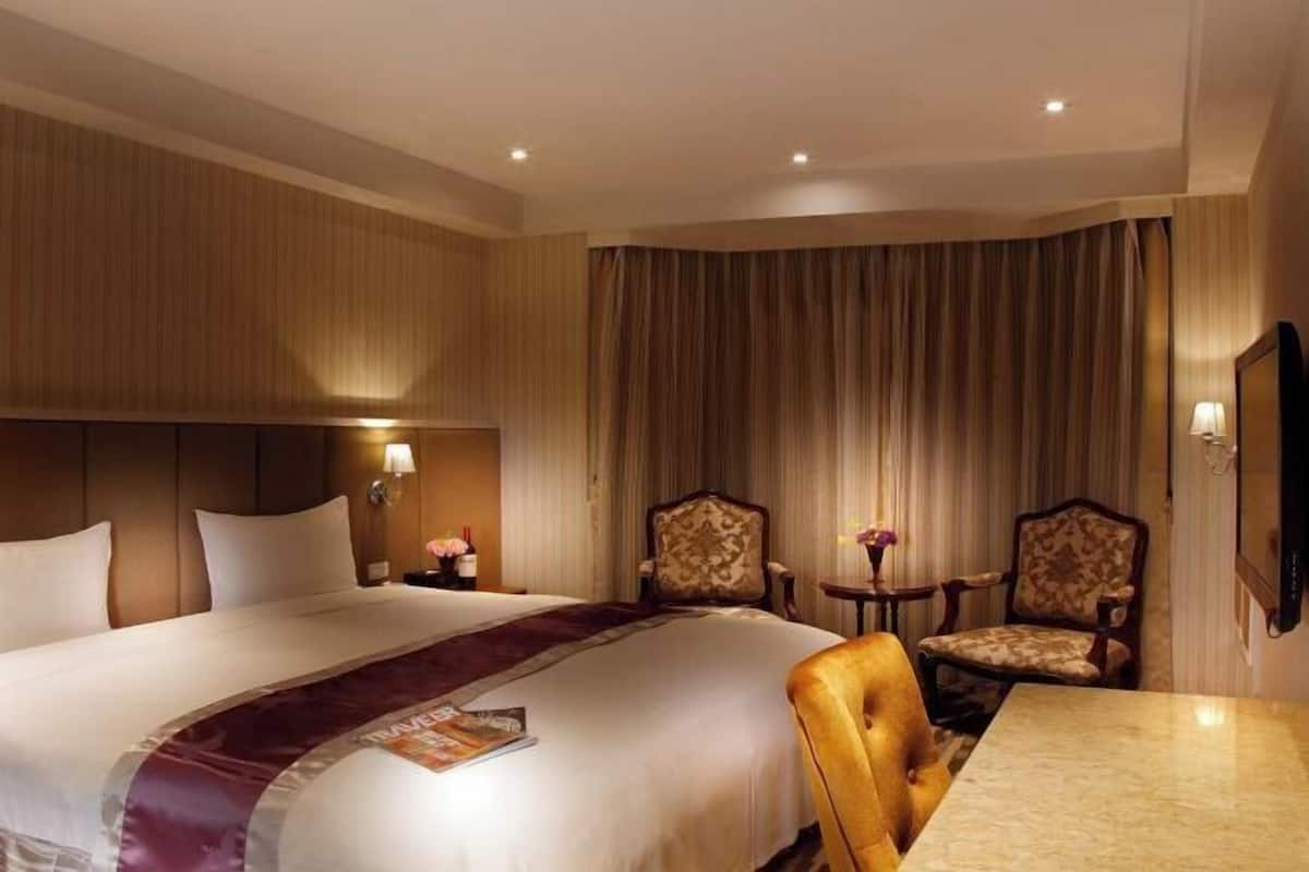 Desk, blackout drapes, free WiFi, bed sheets