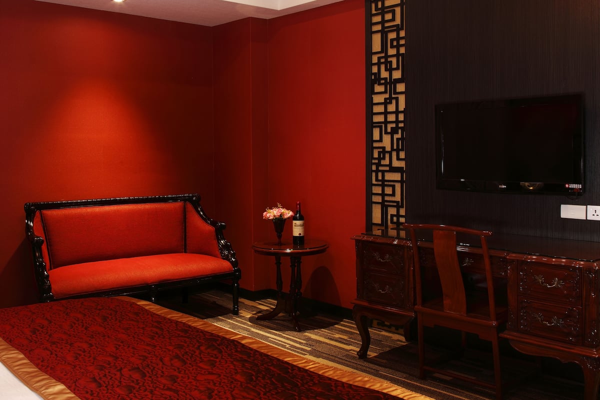 Desk, blackout curtains, free WiFi, bed sheets