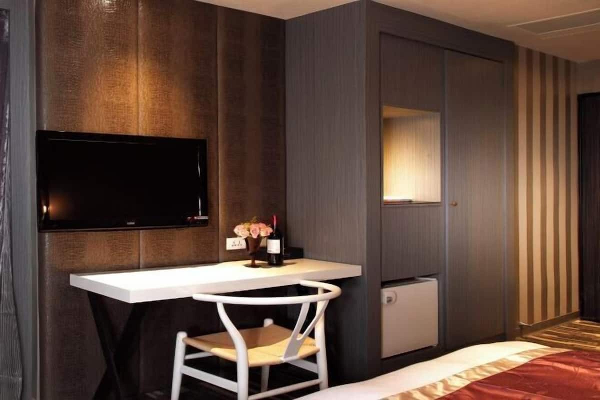 Desk, blackout drapes, free WiFi, bed sheets