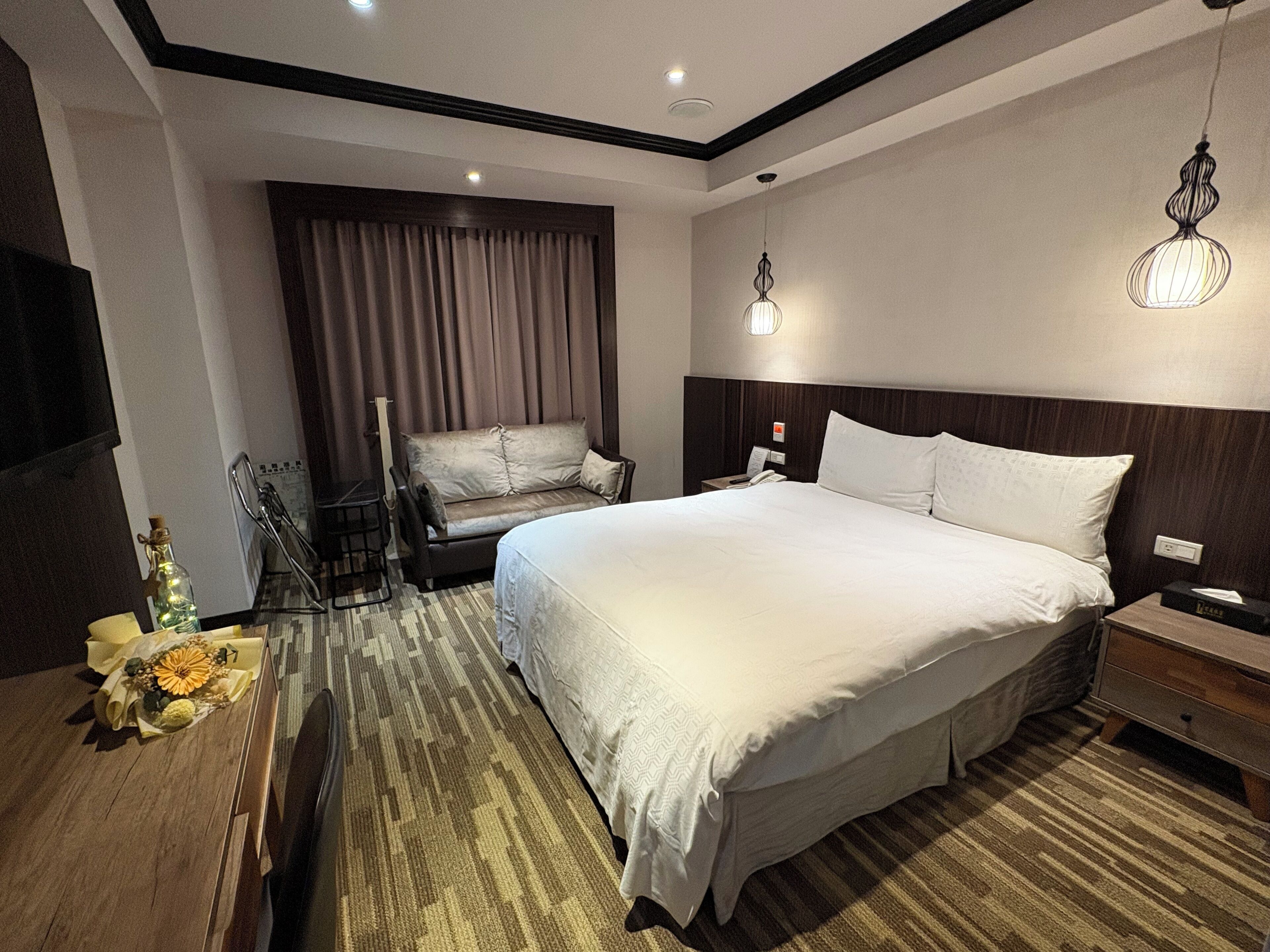 标准双人房 | 办公桌、遮光窗帘、免费 WiFi、床单