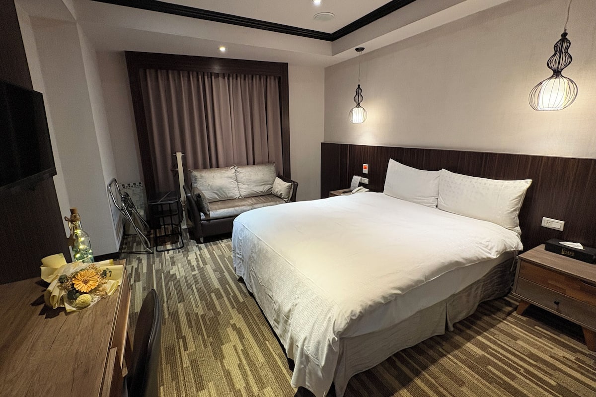 Escritorio, cortinas blackout, wifi gratis y ropa de cama