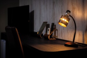 Safe på rommet, strykejern/-brett, wi-fi (inkludert) og sengetøy